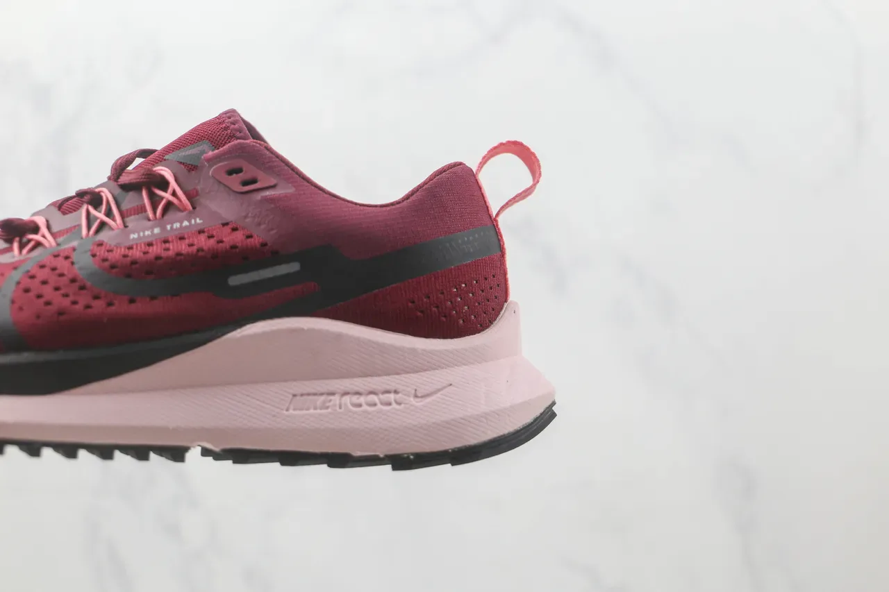Chaussures de running Nike Trail Burgundy Pink tige en maille ingénierée overlays synthétiques noirs 7