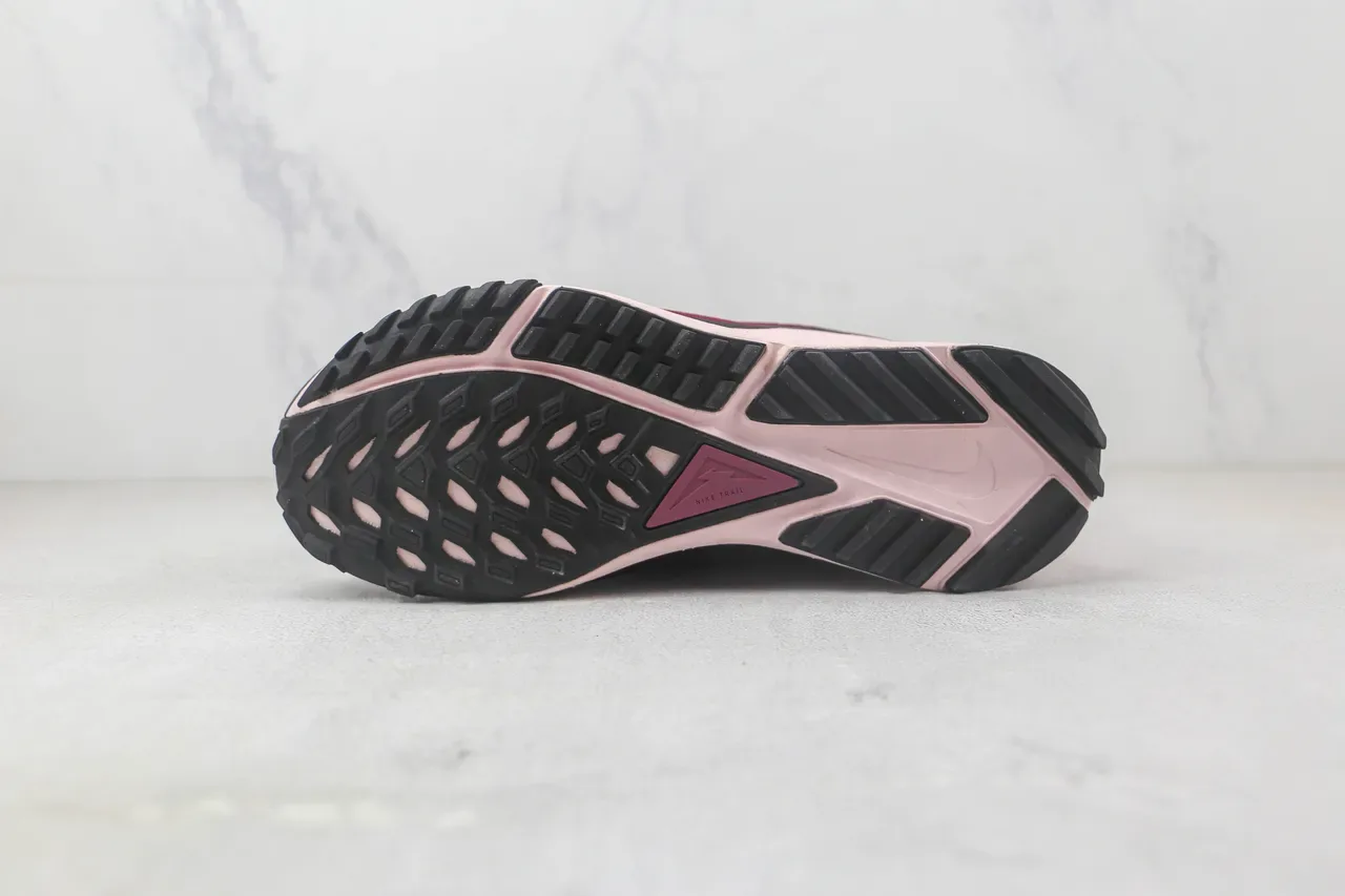 Chaussures de running Nike Trail Burgundy Pink tige en maille ingénierée overlays synthétiques noirs 8