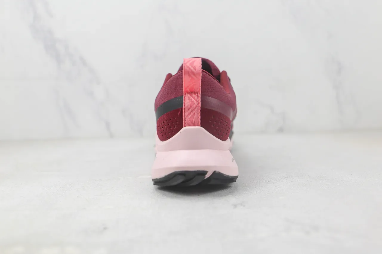 Chaussures de running Nike Trail Burgundy Pink tige en maille ingénierée overlays synthétiques noirs 9