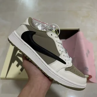 Nike White Beige Low-Top Layered Leather/synthetic Upper Lifestyle Sneakers