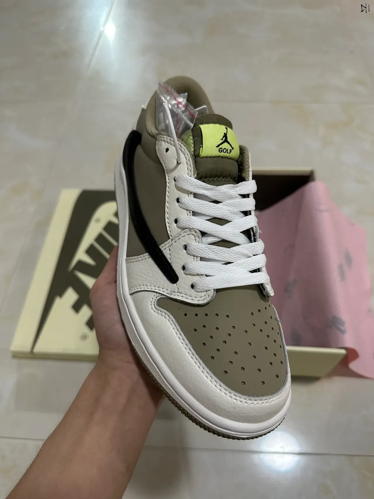 Nike White Beige Low-Top Layered Leather/synthetic Upper Lifestyle Sneakers 2