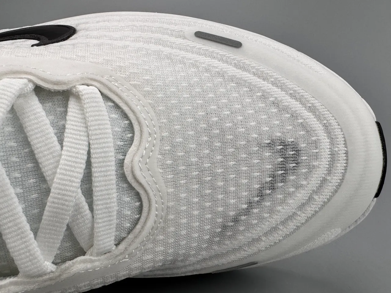 Nike White Black Engineered Mesh Upper Sculpted Wave Midsole Running Shoes 2