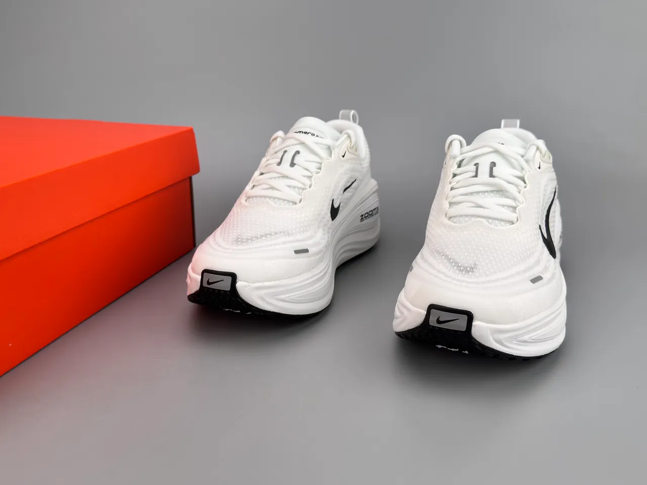 Nike White Black Engineered Mesh Upper Sculpted Wave Midsole Running Shoes 3