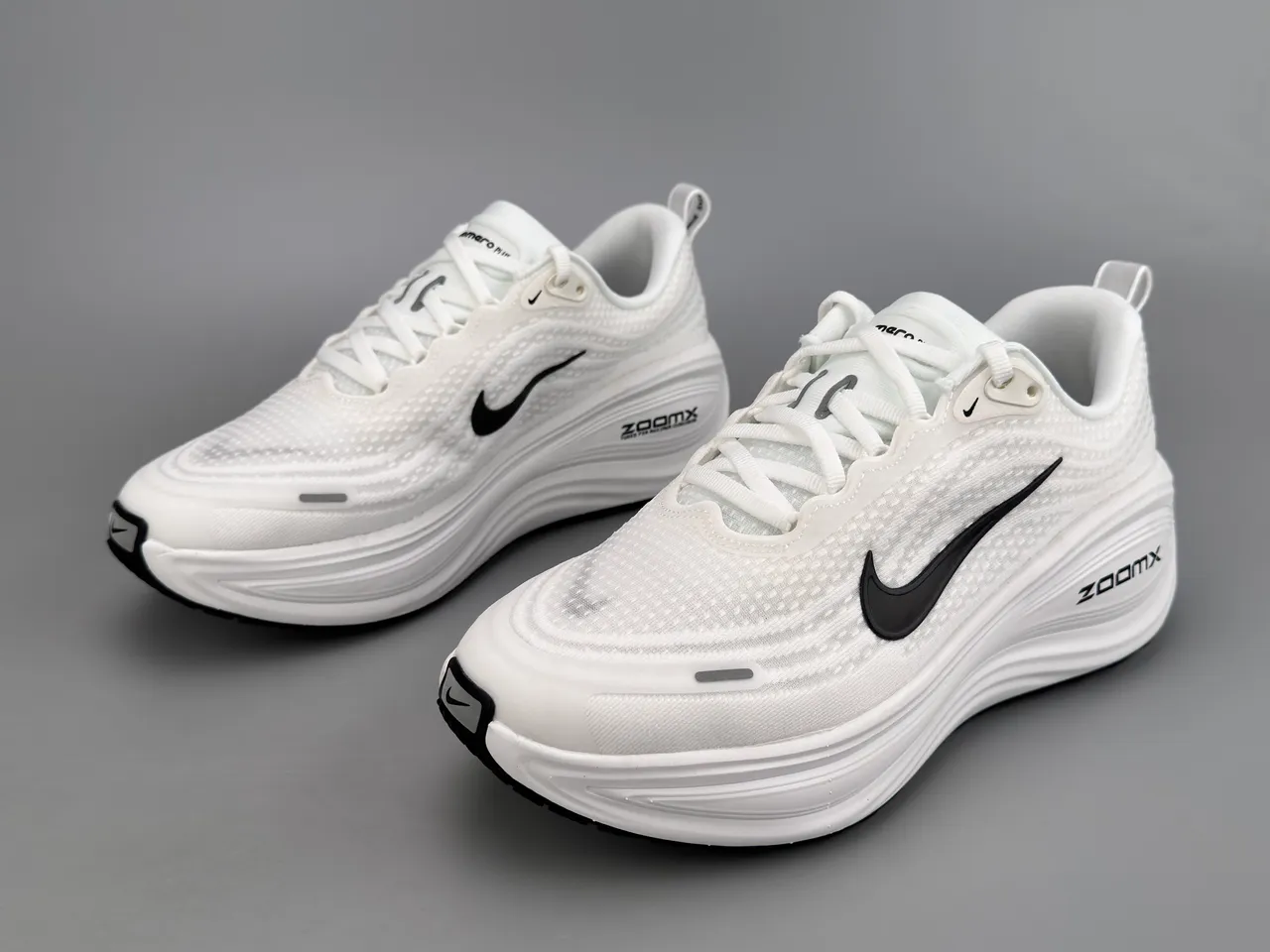Nike White Black Engineered Mesh Upper Sculpted Wave Midsole Running Shoes 5