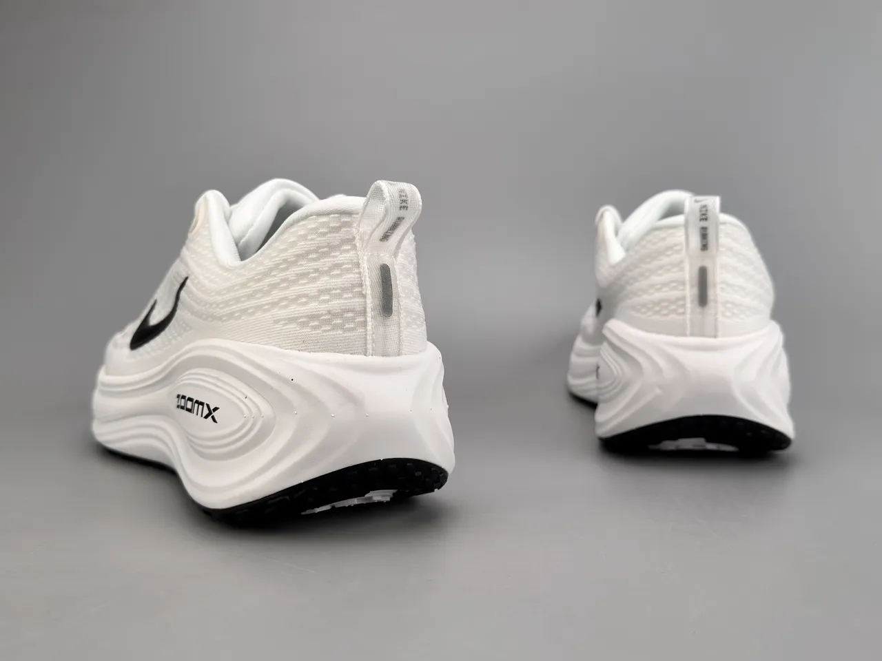 Nike White Black Engineered Mesh Upper Sculpted Wave Midsole Running Shoes 6