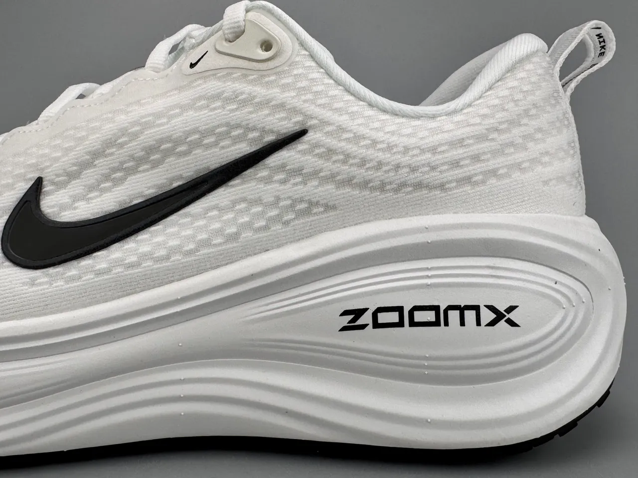 Nike White Black Engineered Mesh Upper Sculpted Wave Midsole Running Shoes 7