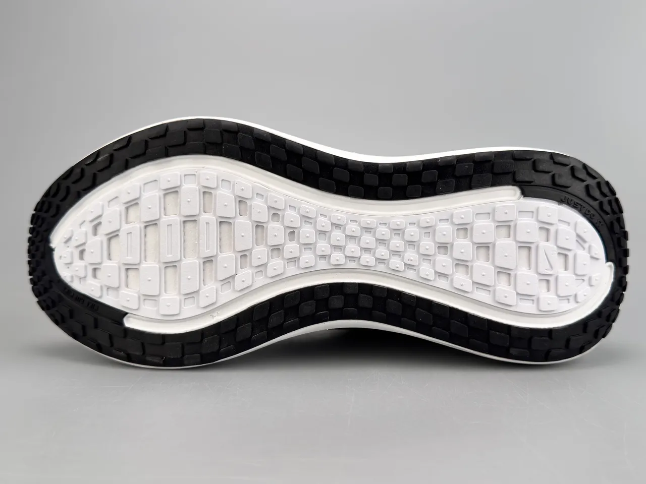 Nike White Black Engineered Mesh Upper Sculpted Wave Midsole Running Shoes 8