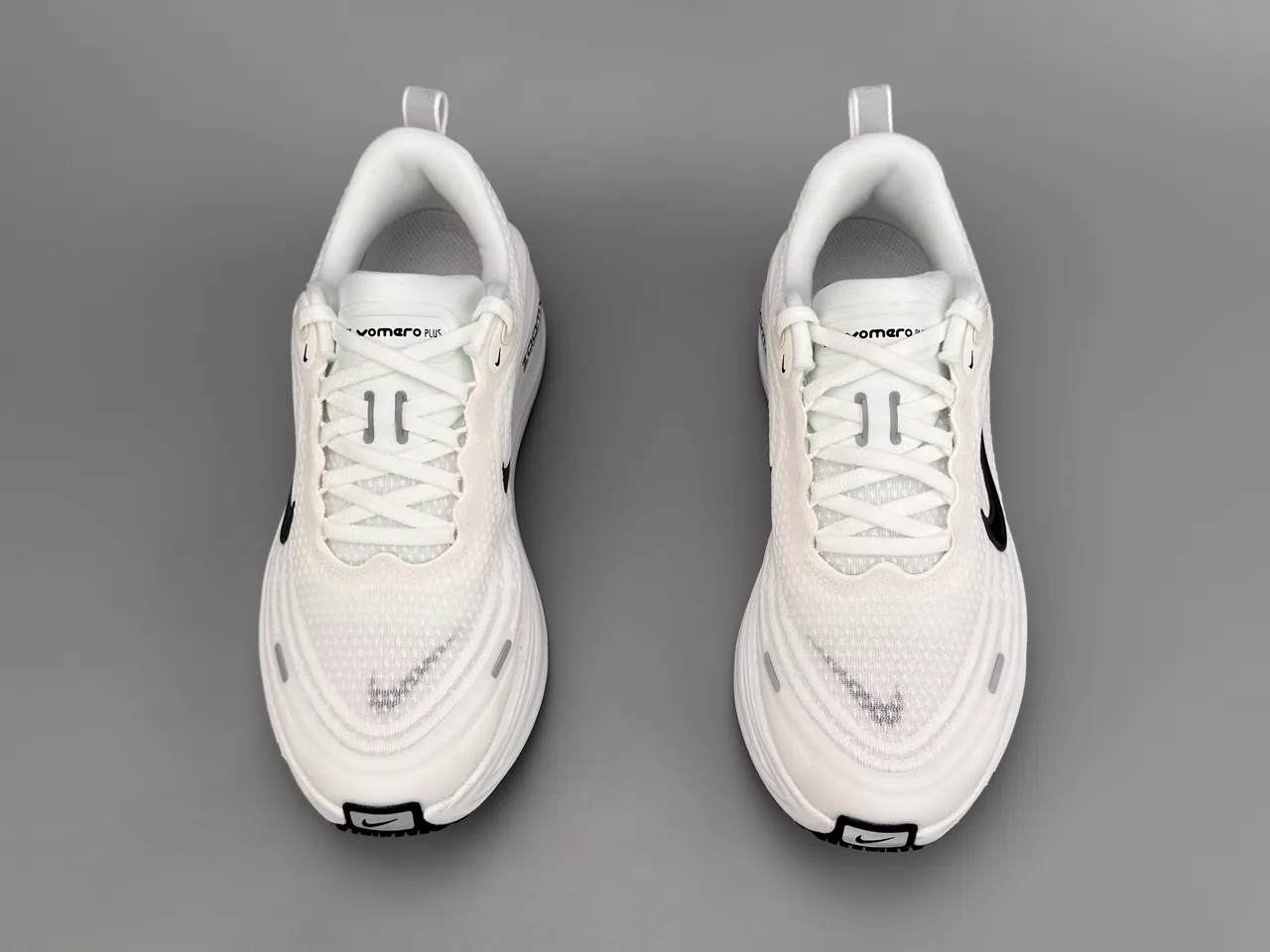 Nike White Black Engineered Mesh Upper Sculpted Wave Midsole Running Shoes 9