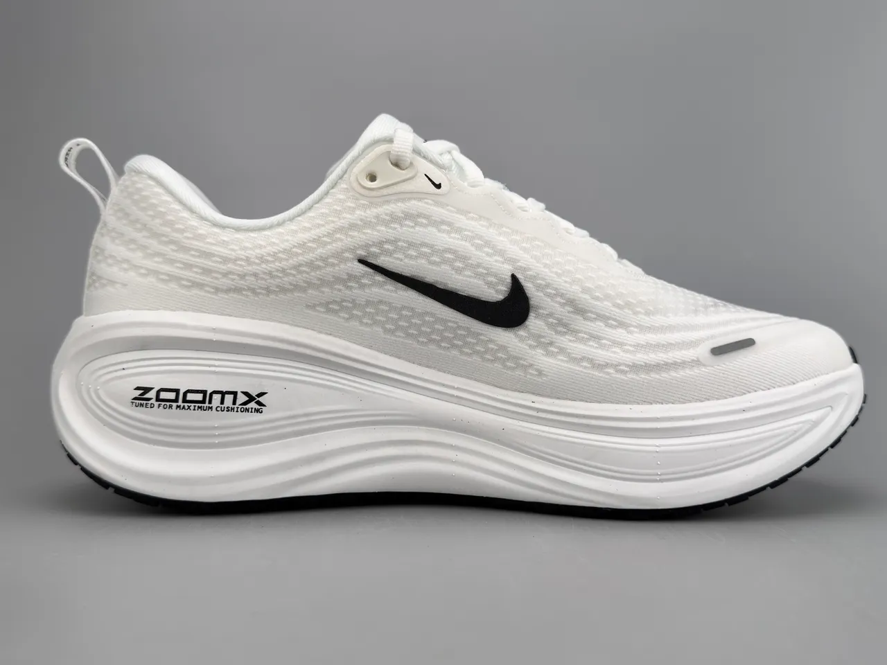 Nike White Black Engineered Mesh Upper Sculpted Wave Midsole Running Shoes 10