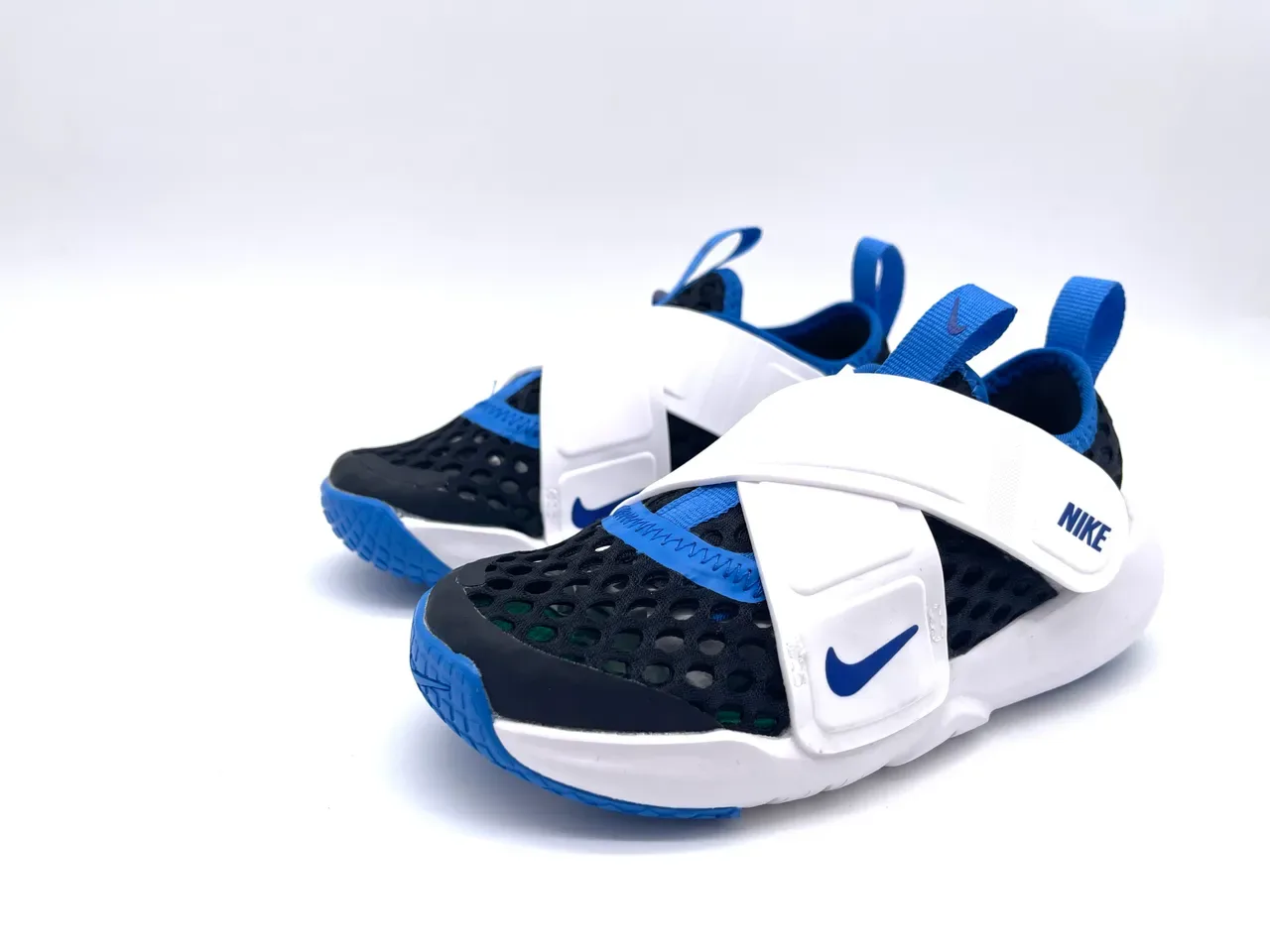 Nike White Black Laceless Strap Closure Perforated Mesh Upper Lifestyle Sneakers 8