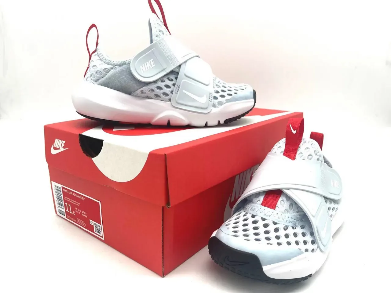 Nike White Black Laceless Strap Closure Perforated Mesh Upper Lifestyle Sneakers 23