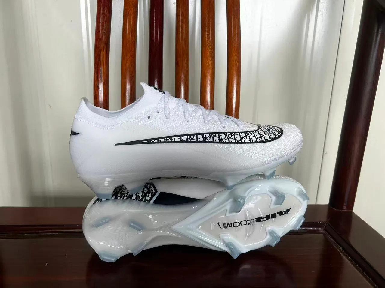Nike White Black Low-Cut Knit Upper Patterned Swoosh Overlay Firm-Ground Soccer Shoes 7