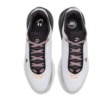 Nike Sneakers Lifestyle Blancs et Noirs, Maille et Overlay Synthétique, Unité de Coussin d'Air Visible et Exposée 5