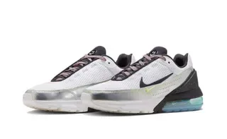 Nike Sneakers Lifestyle Blancs et Noirs, Maille et Overlay Synthétique, Unité de Coussin d'Air Visible et Exposée 6