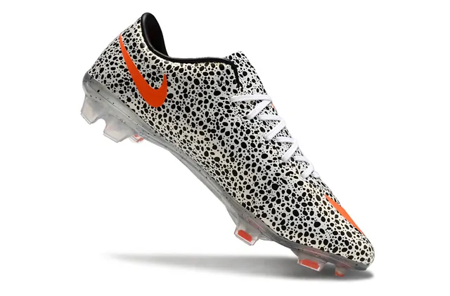 Nike chaussures de football blanches et noires avec upper speckled basse lacets silueta terrain ferme 2