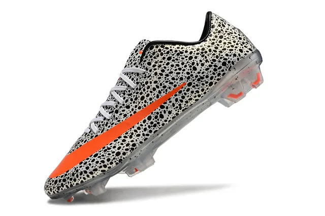 Nike chaussures de football blanches et noires avec upper speckled basse lacets silueta terrain ferme 3