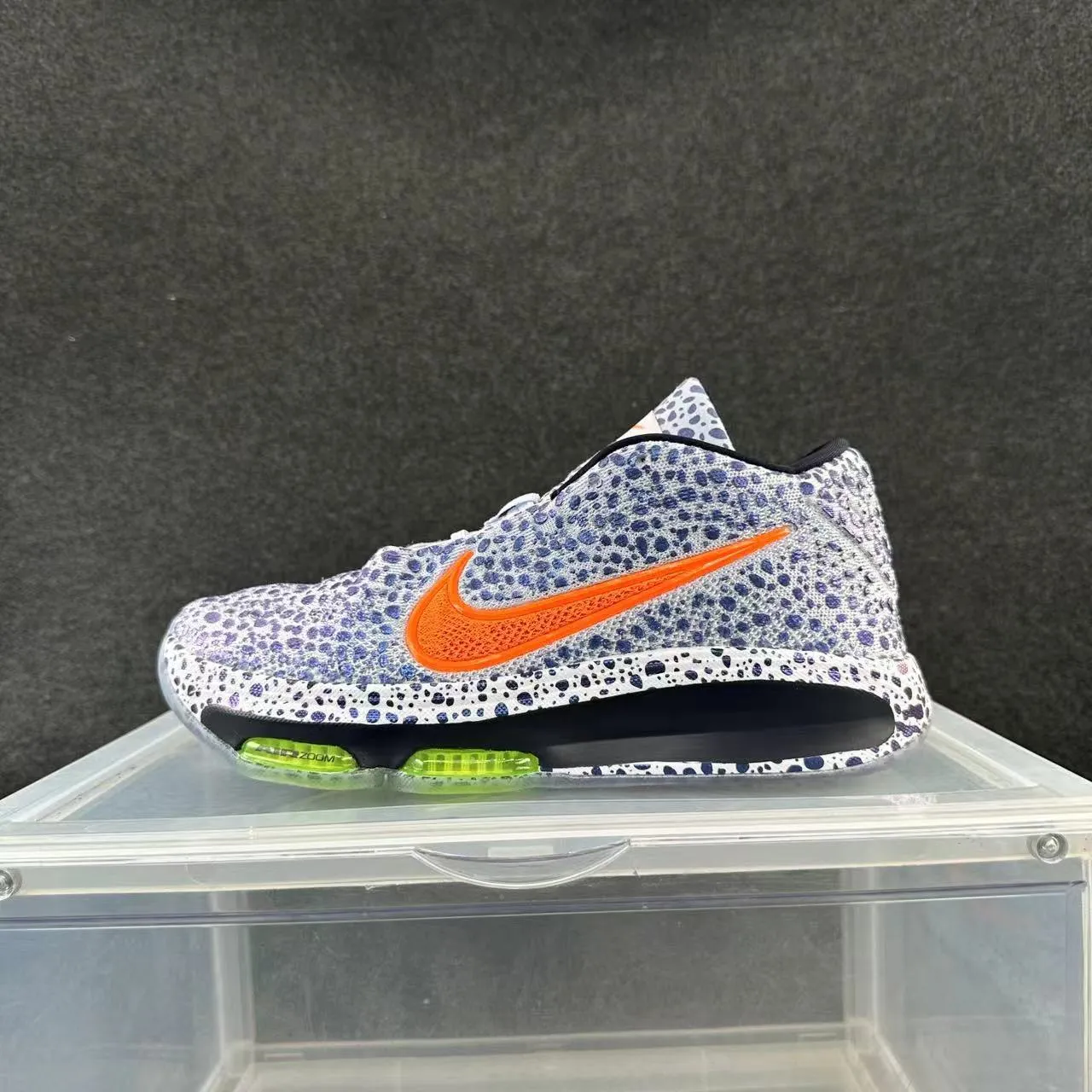 Nike Tênis de Basquete com Silhueta Alta, Upper de Malha Branca e Azul com Padrão Salpicado 2