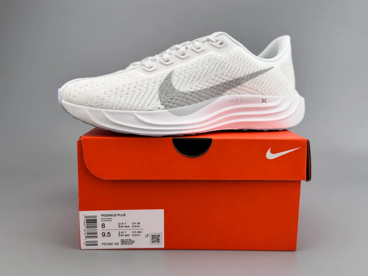 Nike White Gray Engineered Knit Upper Sculpted Wave Midsole Running Shoes 2