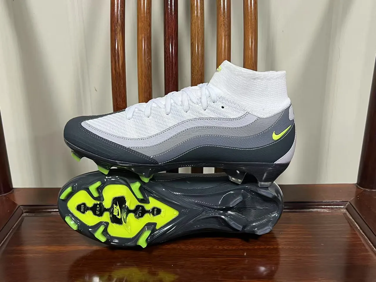 Nike blanc et vert hautes col chaussette synthétique en couches cage ondulée sol ferme chaussures de football 7