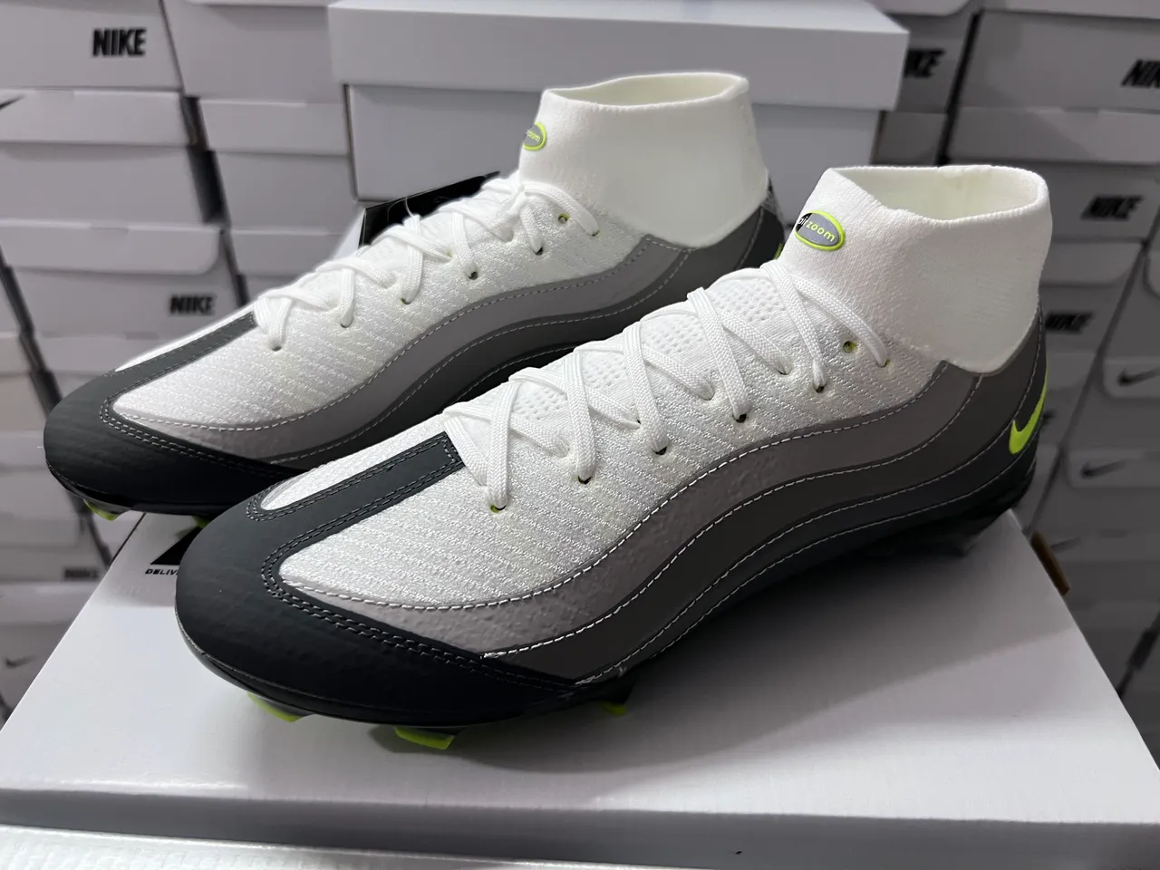 Nike blanc et vert hautes col chaussette synthétique en couches cage ondulée sol ferme chaussures de football 8