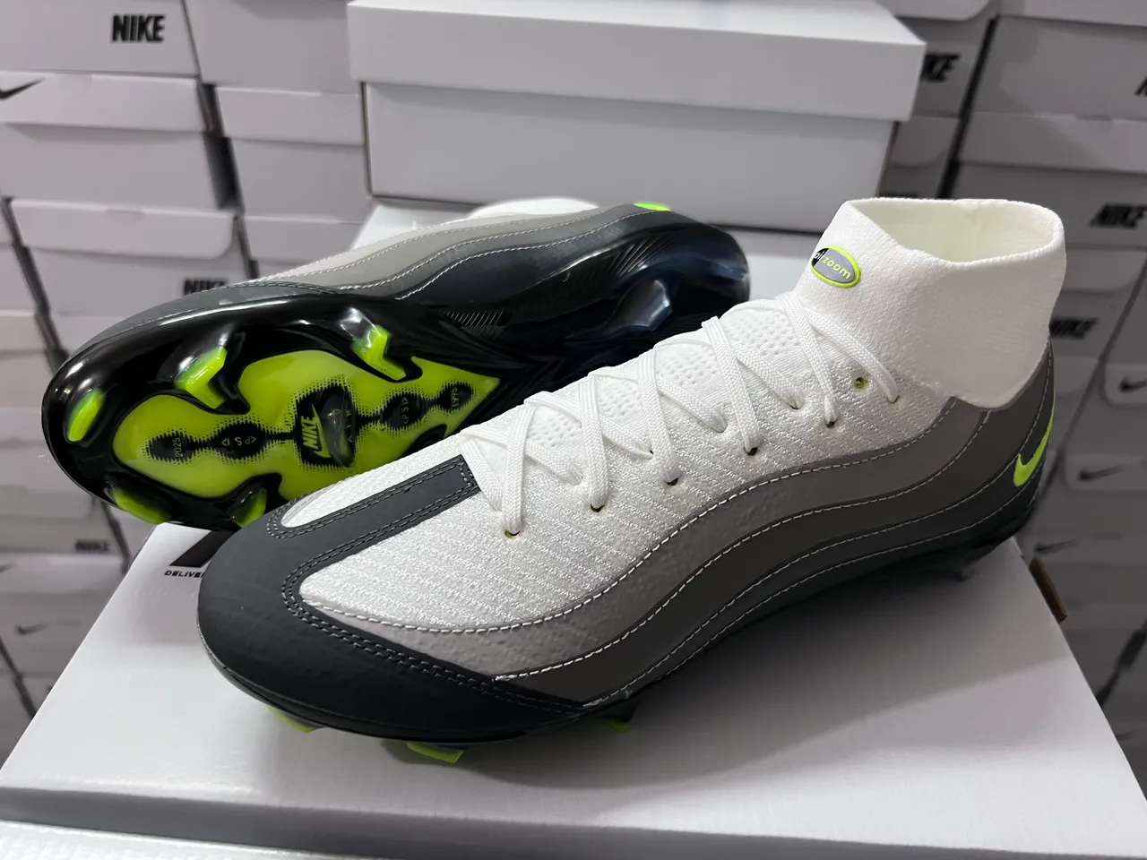 Nike blanc et vert hautes col chaussette synthétique en couches cage ondulée sol ferme chaussures de football 9