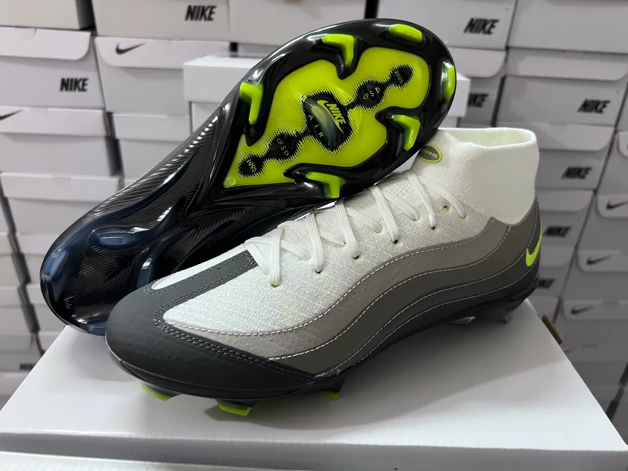 Nike blanc et vert hautes col chaussette synthétique en couches cage ondulée sol ferme chaussures de football 10