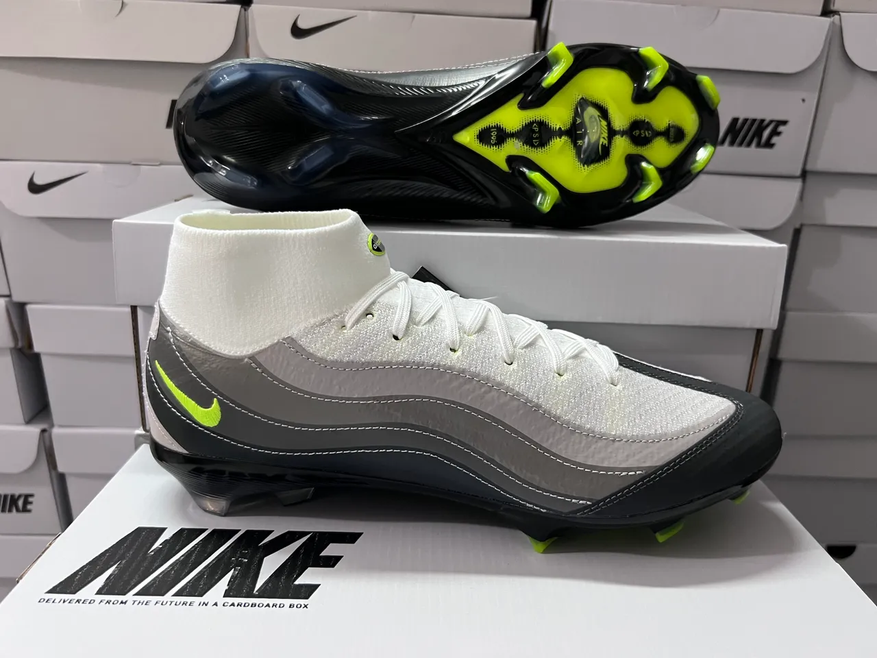 Nike blanc et vert hautes col chaussette synthétique en couches cage ondulée sol ferme chaussures de football 11