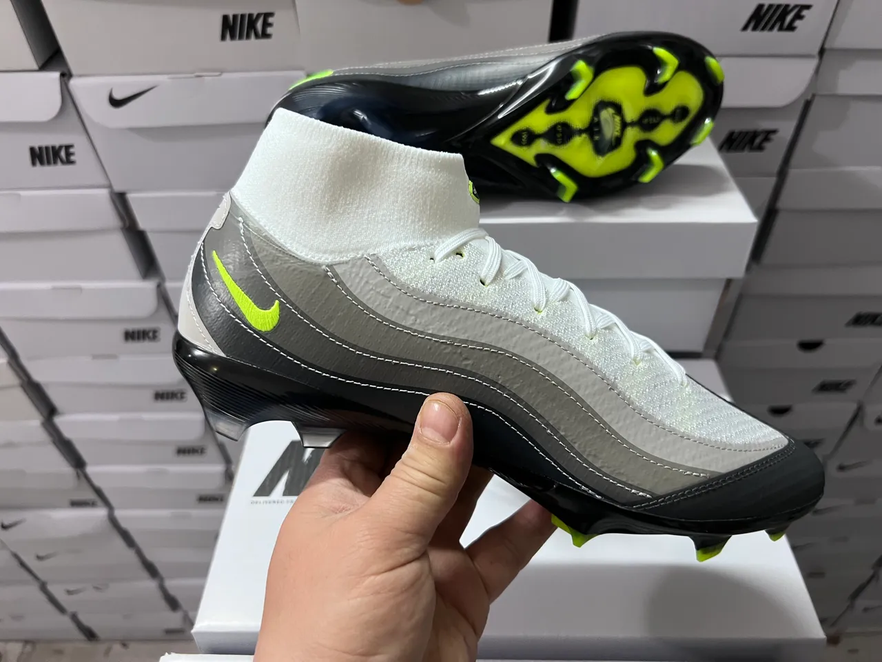 Nike blanc et vert hautes col chaussette synthétique en couches cage ondulée sol ferme chaussures de football 12