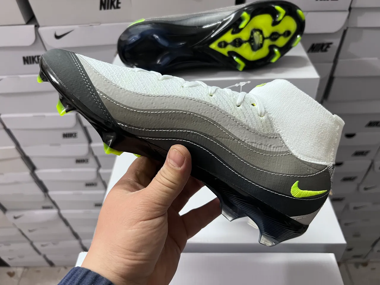 Nike blanc et vert hautes col chaussette synthétique en couches cage ondulée sol ferme chaussures de football 14