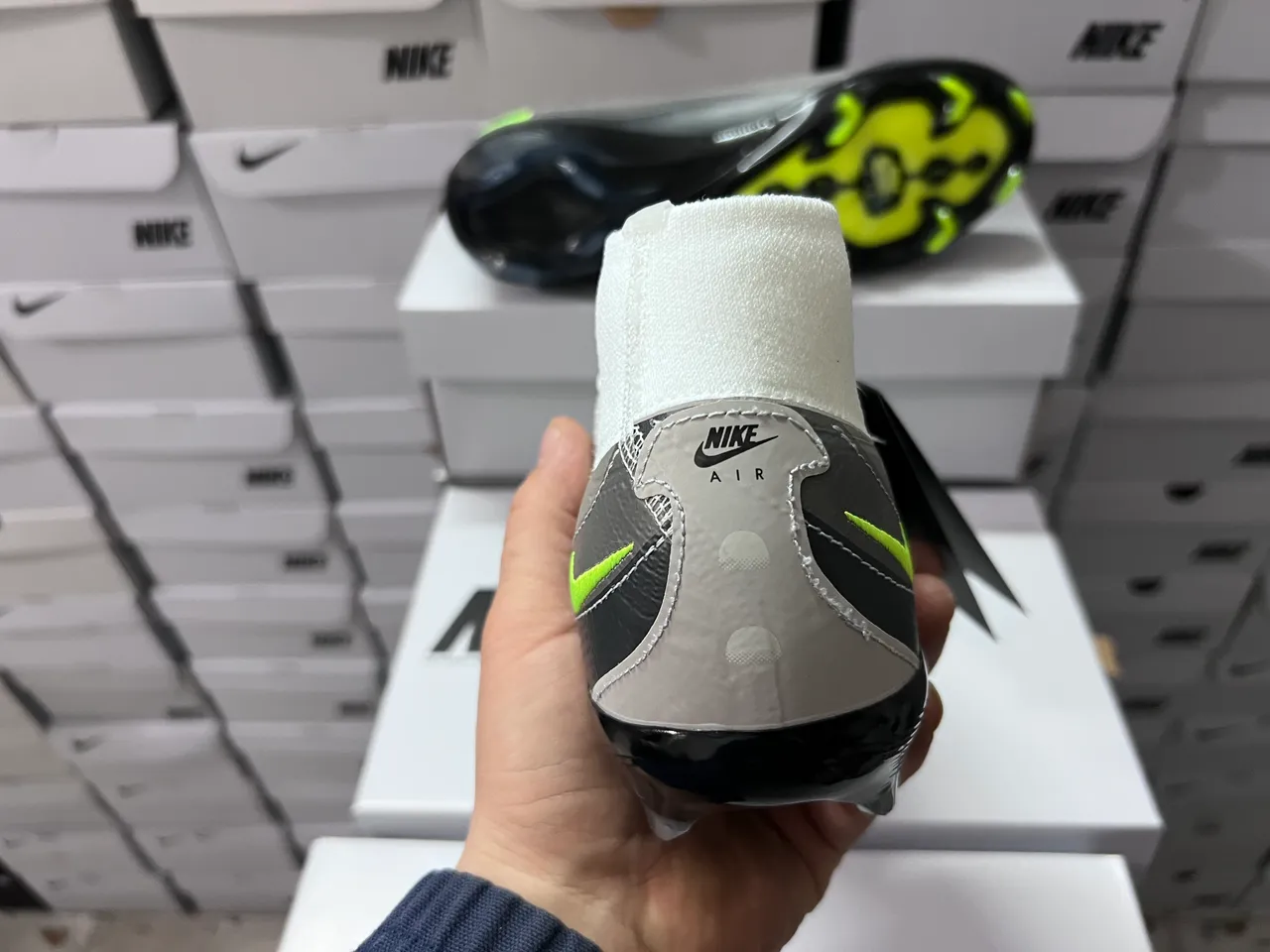 Nike blanc et vert hautes col chaussette synthétique en couches cage ondulée sol ferme chaussures de football 15