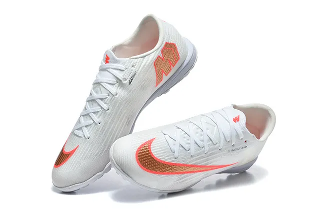 Nike chaussures de football turf blanc et orange avec upper Flyweave Knit et col bas 2