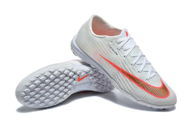 Nike chaussures de football turf blanc et orange avec upper Flyweave Knit et col bas 7
