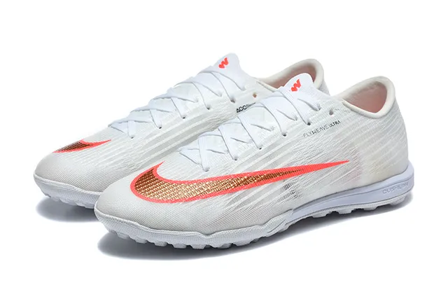 Nike chaussures de football turf blanc et orange avec upper Flyweave Knit et col bas 8