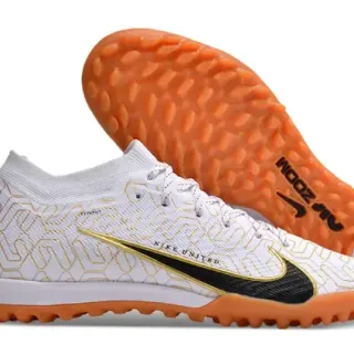 Nike zapatillas de fútbol blancas y naranjas con upper de knit y overlay geométrico dorado para turf