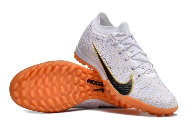 Nike chaussures de football blanches et oranges avec upper de knit et overlay géométrique doré pour turf 2