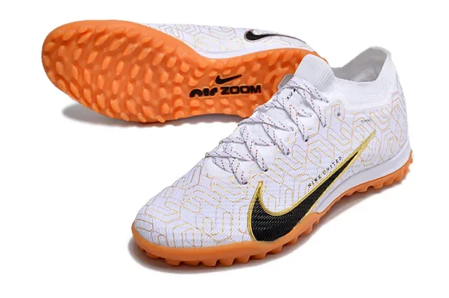 Nike chaussures de football blanches et oranges avec upper de knit et overlay géométrique doré pour turf 3