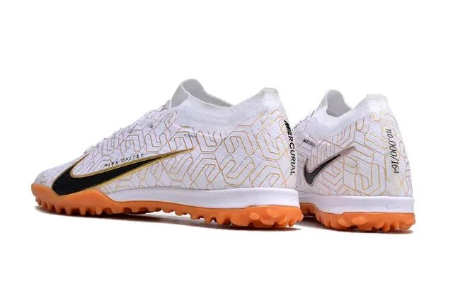 Nike chaussures de football blanches et oranges avec upper de knit et overlay géométrique doré pour turf 4