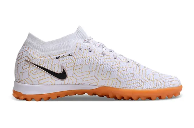 Nike chaussures de football blanches et oranges avec upper de knit et overlay géométrique doré pour turf 5