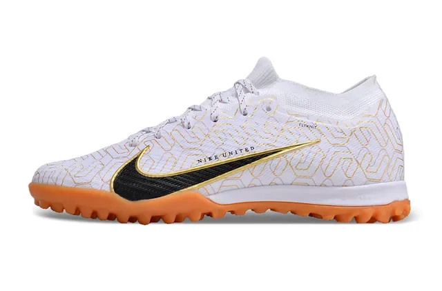 Nike chaussures de football blanches et oranges avec upper de knit et overlay géométrique doré pour turf 6