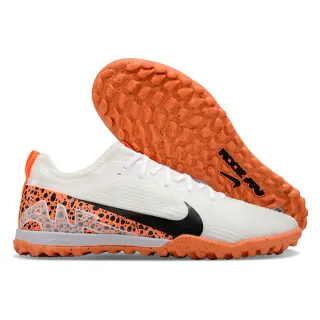 Nike Zapatos de fútbol blancos y naranjas de bajo corte con cordones de material sintético texturizado para césped