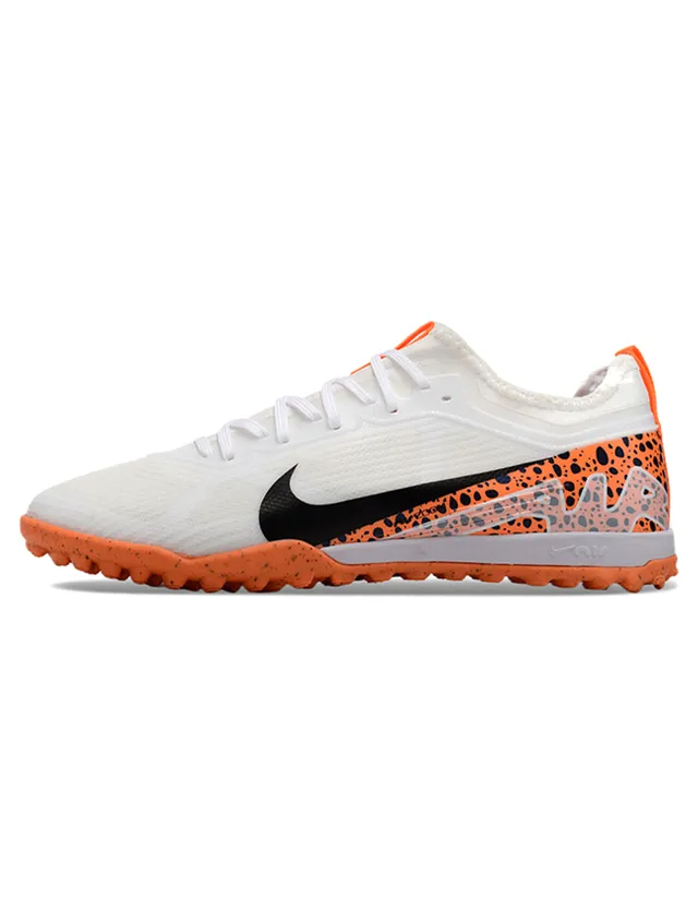 Nike Chaussures de football blanches et oranges basses à lacets en matière synthétique texturée pour gazon 3
