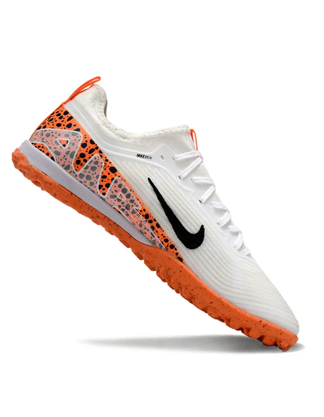 Nike Chaussures de football blanches et oranges basses à lacets en matière synthétique texturée pour gazon 4
