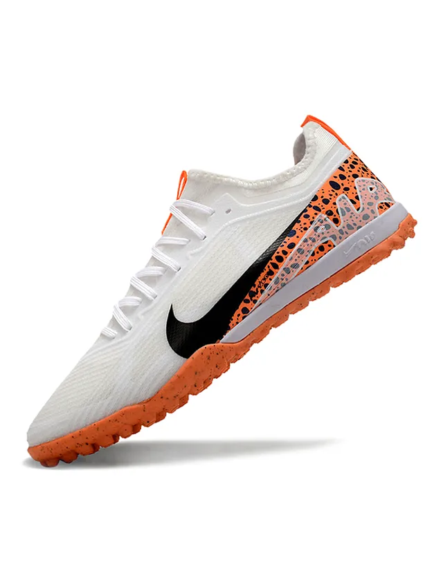 Nike Chaussures de football blanches et oranges basses à lacets en matière synthétique texturée pour gazon 7