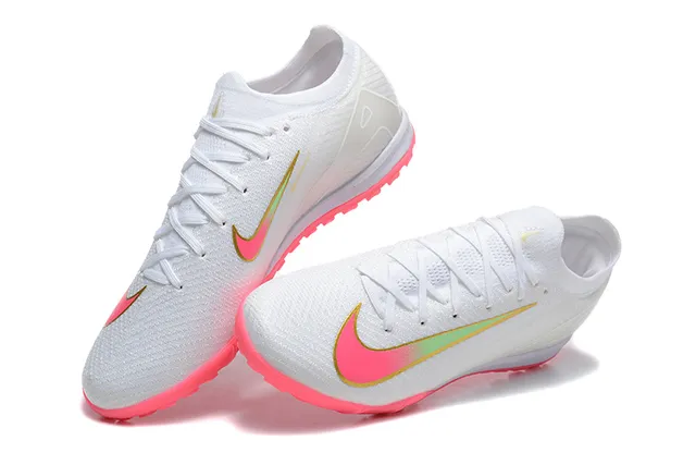 Nike Zapatillas de fútbol para césped con corte bajo, parte superior de punto, tachuelas vivas en blanco y rosa 3