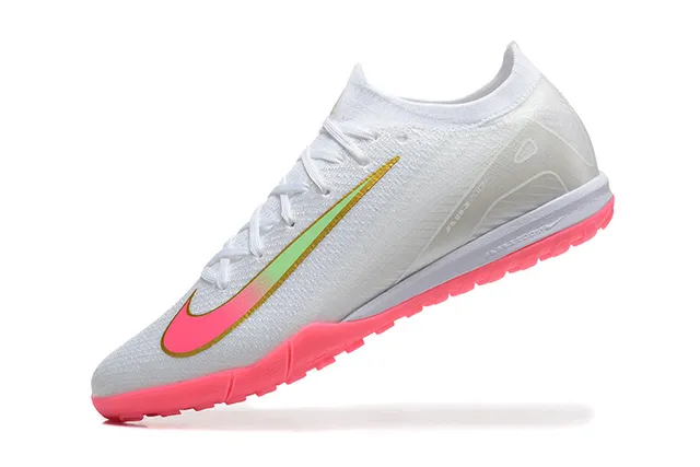 Nike Zapatillas de fútbol para césped con corte bajo, parte superior de punto, tachuelas vivas en blanco y rosa 5