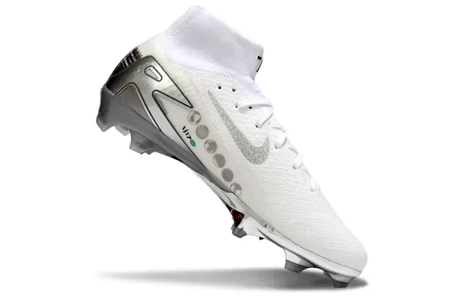 Nike Blanc et Argent Coupe Haute Collet Chaussette Overlays Métalliques Terrain Ferme Chaussures de Football 2