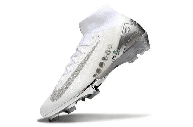 Nike Blanc et Argent Coupe Haute Collet Chaussette Overlays Métalliques Terrain Ferme Chaussures de Football 3