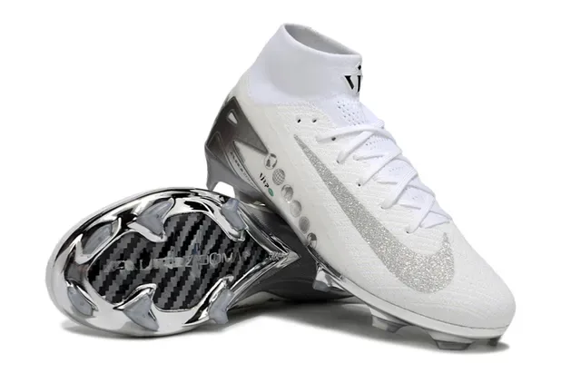 Nike Blanc et Argent Coupe Haute Collet Chaussette Overlays Métalliques Terrain Ferme Chaussures de Football 4
