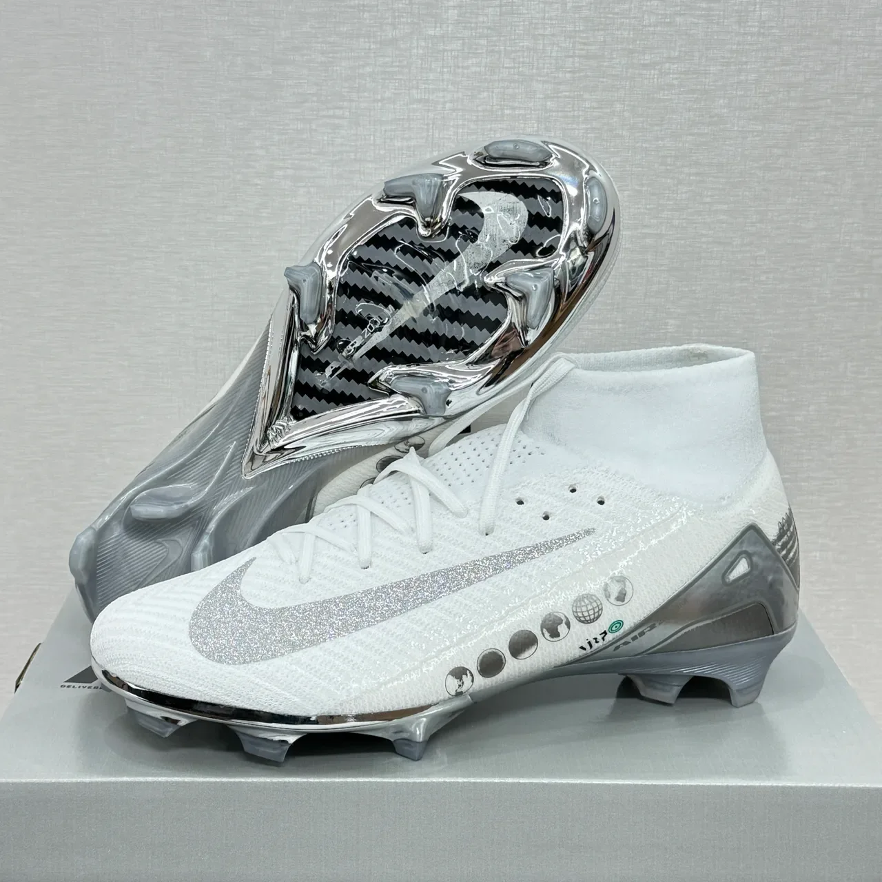 Nike Blanc et Argent Coupe Haute Collet Chaussette Overlays Métalliques Terrain Ferme Chaussures de Football 8