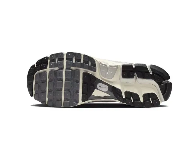 Nike Zoom Vomero 5 Off-White Gray Chaussures de course 3